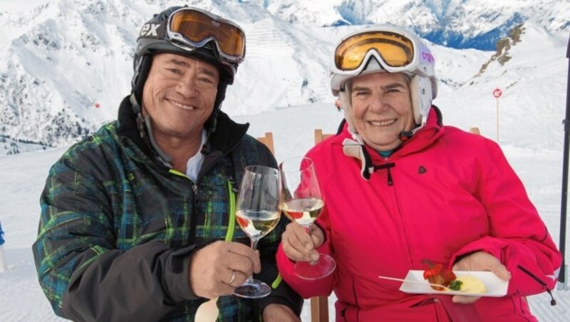 Prost! Den gelungenen Skitag feierte das Ehepaar Margit und Peter Brunner aus Innsbruck mit einem Glas Weißwein. (Bild: Christian Forcher)