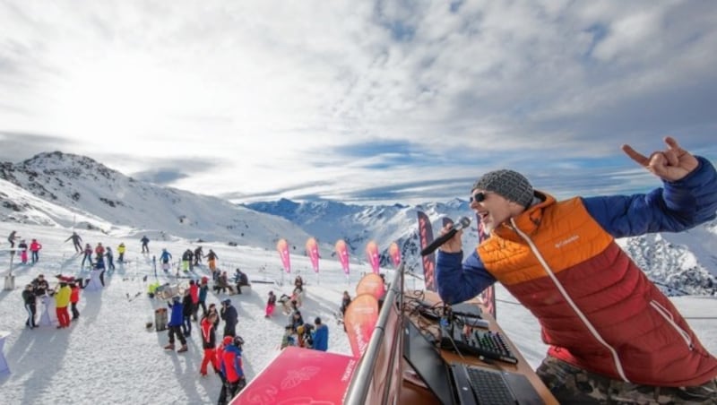 Der DJ und Moderator sorgte auf dem Dach des Pistengerätes für gute Laune unter den Skifahrern. (Bild: Christian Forcher)
