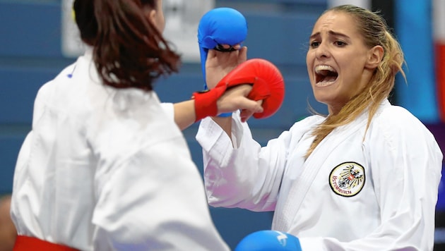 Karate-Ass Alisa Buchinger (rechts) kehrt vorläufig in ihre alte Gewichtsklasse zurück. (Bild: Andreas Tröster)