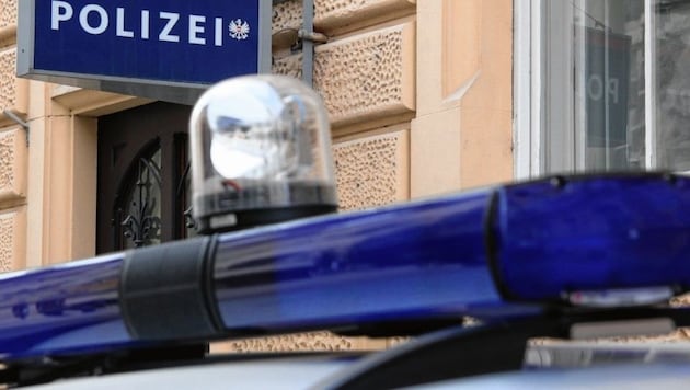 Die Polizei leitete den Raser mit Blaulicht bei Salzburg Nord von der Autobahn. (Bild: Tomschi)