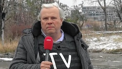 So kennt das Fernsehpublikum Christian Wehrschütz: rotes Mikro, Splitterschutzweste, unerschrockener Blick. (Bild: ORF, krone.at-Grafik)