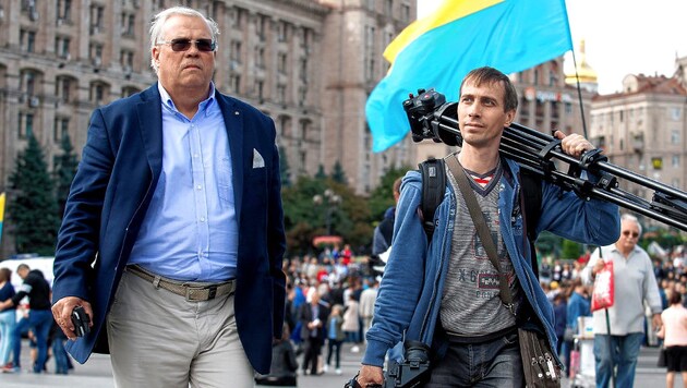 Christian Wehrschütz mit Kameramann Sascha in Kiew. Auch dieser wird verdächtigt, ein „Agent Russlands“ zu sein ... (Bild: ORF, krone.at-Grafik)