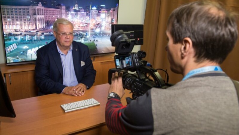 Christian Wehrschütz bei der Arbeit im ORF-Studio Kiew (Bild: ORF)