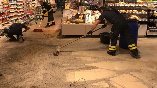 In Andorf hatte eine Autolenkerin am Freitag die Außenwand eines Geschäfts gerammt, drinnen stürzte ein Regal mit Ölflaschen um. (Bild: FF Andorf)