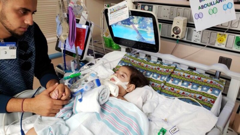 Vater Ali Hassan brachte den Zweijährigen im Herbst zur Behandlung in die USA. (Bild: AP)