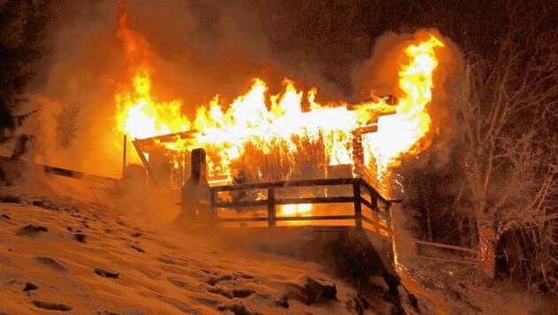 Ein Raub der Flammen wurde die Freizeitwohnhütte in Aurach bei Kitzbühel. (Bild: Zoom.Tirol)
