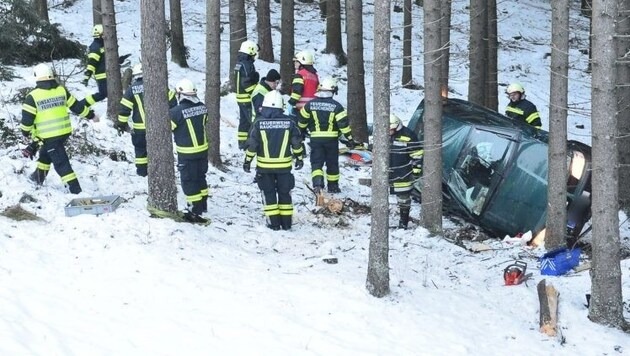 Der Unfallwagen landete im Wald, der L-17-Lenker blieb so gut wie unversehrt (Bild: Mario Kienberger)
