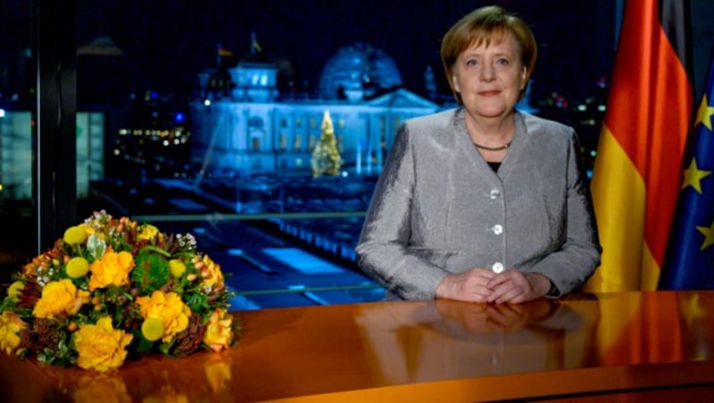 Die deutsche Bundeskanzlerin Angela Merkel bei ihrer Neujahrsansprache (Bild: AP)