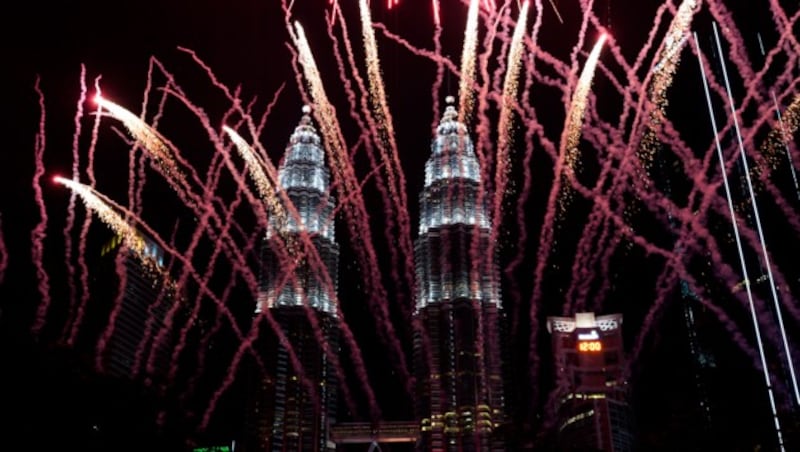 Spektakuläres Feuerwerk auch in Kuala Lumpur, Malaysia (Bild: AP)