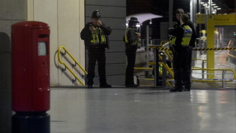 Polizisten riegelten den Bahnhof nach der Tat ab. (Bild: AFP)