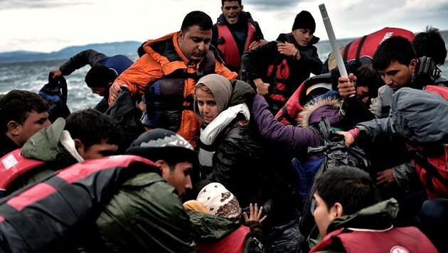 Gerettete Bootsflüchtlinge in der Ägäis (Archivbild) (Bild: AFP)