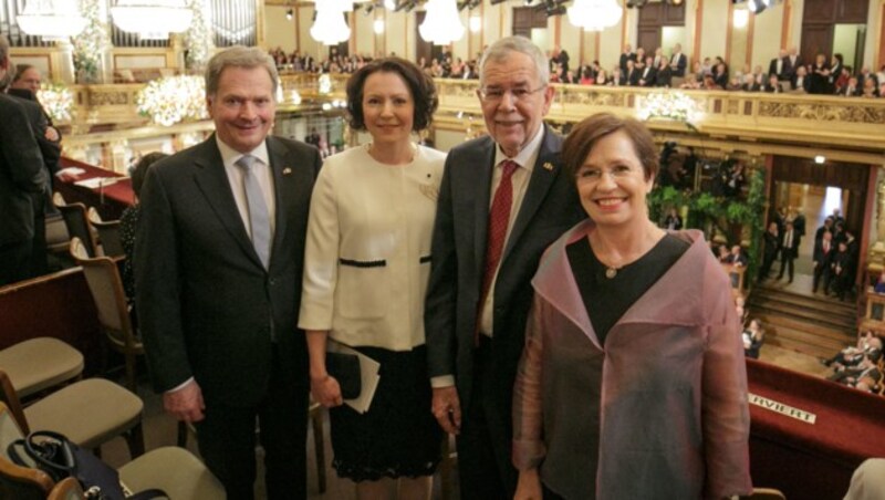 Der finnische Präsident Sauli Niinistö, seine Frau Jenni Haukio sowie Bundespräsident Alexander Van der Bellen und Gattin Doris Schmidauer (Bild: APA/BUNDESHEER/PETER LECHNER)