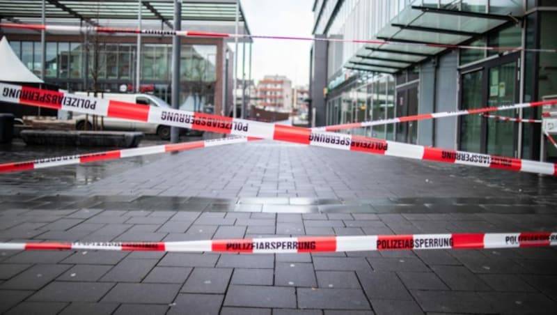 Ein Absperrband der Polizei am Berliner Platz in Bottrop (Bild: APA/dpa/Marcel Kusch)