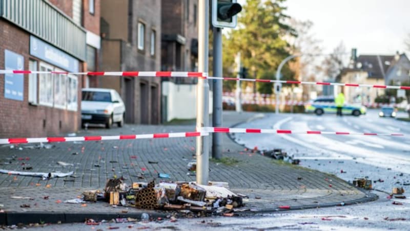 Ein 50-Jähriger Deutscher soll seinen Wagen in der Silvesternacht in Bottrop und in Essen bewusst mehrfach auf feiernde Menschen gelenkt haben. (Bild: APA/AFP/DPA/MARCEL KUSCH)