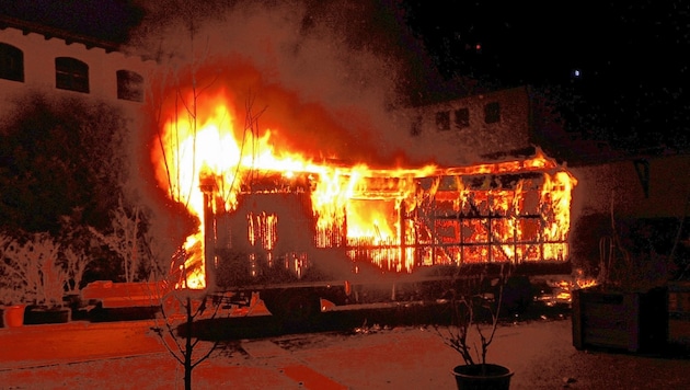 Dieser Baustellenanhänger in Graz-Eggenberg wurde vom Feuer vernichtet. (Bild: Berufsfeuerwehr Graz)