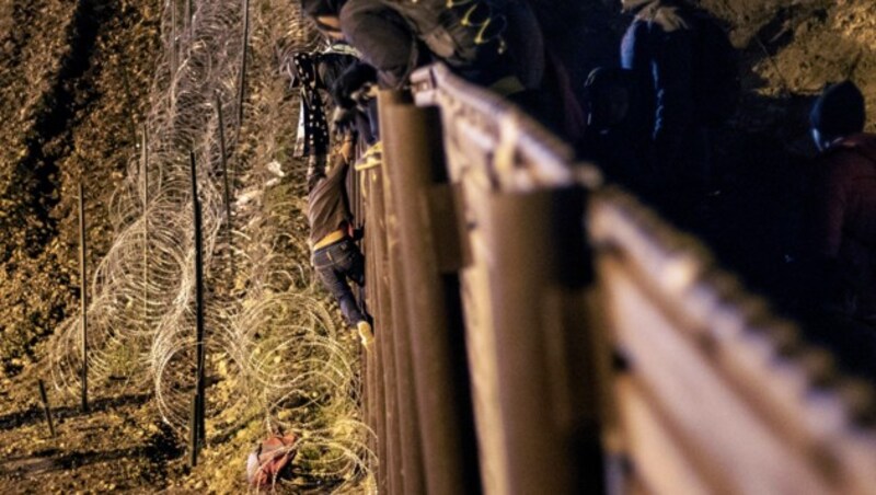 Auf der anderen Seite des Grenzzauns erwartet die Migranten Stacheldraht. (Bild: AFP)