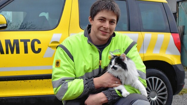 Daniel Lassacher befreite die Katze aus dem Motorraum des Autos. (Bild: ALOISIA GURTNER/ÖAMTC)