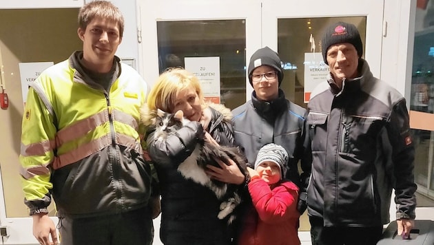 Daniel Lassacher und Familie Unterholzer mit der geretteten Sindy. (Bild: Privat/ÖAMTC)