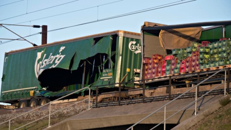 Bei dem Unfall wurde ein Teil der Ladung aus den Waggons geschleudert. (Bild: AP)