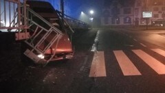 Nach dem Unfall suchte der Lenker mit den Kennzeichen das Weite - und ließ sogar noch das Scheinwerferlicht brennen. (Bild: Polizei)