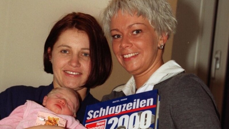 Blick zurück: Elke Lechner mit Baby Laura und Hebamme Martina. (Bild: Markus Tschepp)