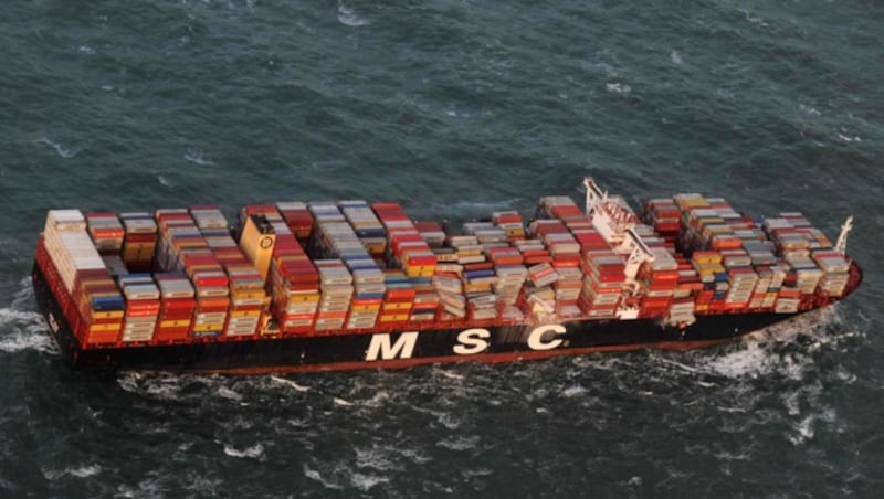 In der Schiffsmitte sieht man deutlich, dass zahlreiche Container auf der MSC Zoe fehlen. (Bild: AFP)