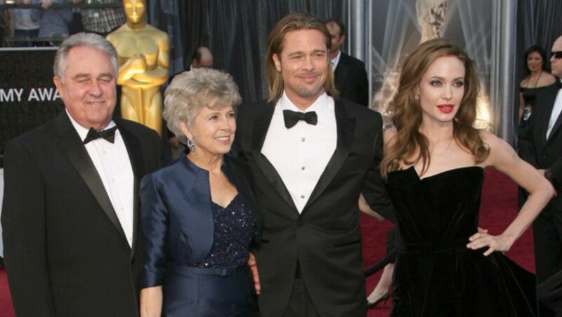 Brad Pitt und Angelina Jolie gemeinsam mit Bill und Jane Pitt bei den Oscars 2012 (Bild: www.pps.at)