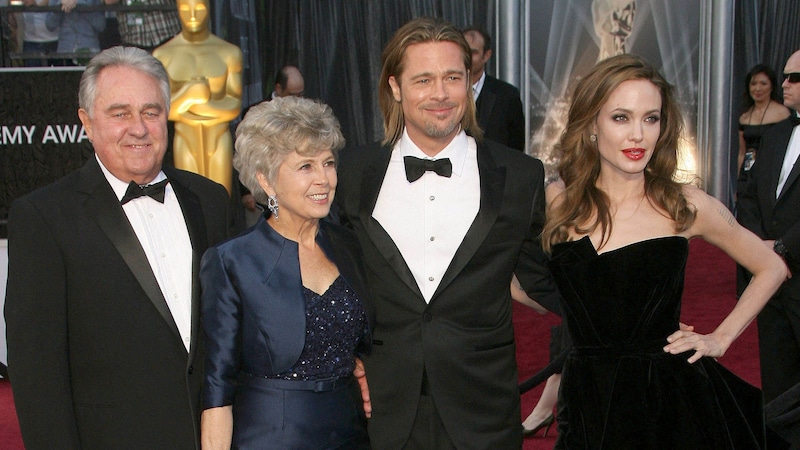 Brad Pitt und Angelina Jolie gemeinsam mit Bill und Jane Pitt bei den Oscars 2012 (Bild: www.pps.at)