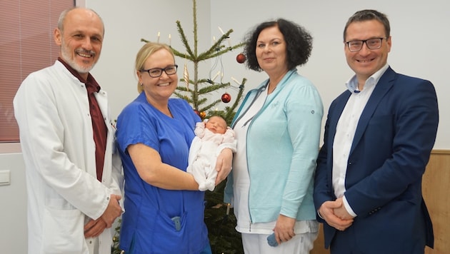 Im Spital Vöcklabruck begrüßte man nun verspätet Emilie aus Gschwandt als Oberösterreichs Neujahrsbaby 2019! (Bild: Gespag)