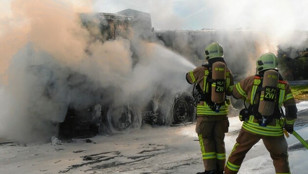 Spektakulärer Einsatz beim Brand eines Lastwagens im Oktober des Vorjahres. (Bild: Berufsfeuerwehr Graz)