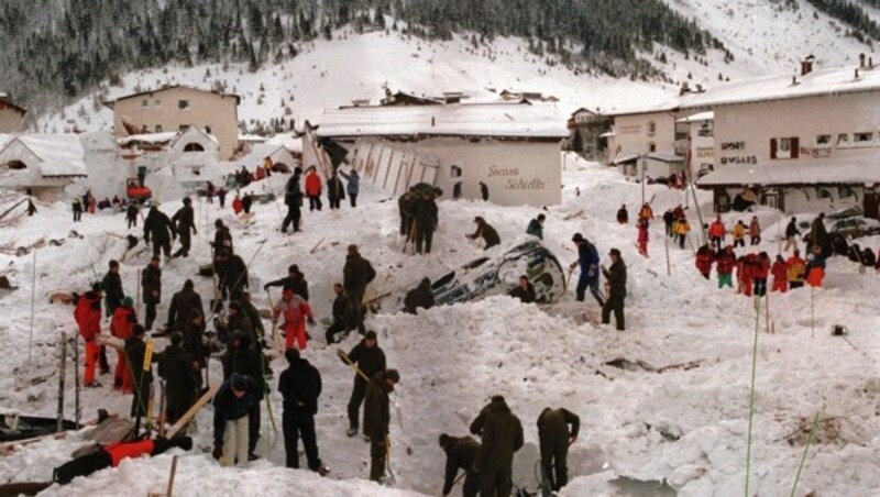 Das Horrorszenario, an das viele denken müssen, wenn sie Lawinenwarnstufe 5 hören: Galtür 1999. Damals starben in Galtür und Valzur (Tirol) 38 Menschen durch riesige Lawinen. (Bild: Altarchiv-Kriegel)