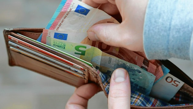 Die unbekannten Täter ergaunerten 100 Euro (Symbolbild). (Bild: Toppress/Karl Schöndorfer)
