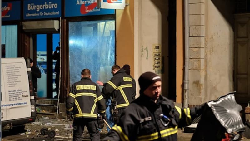 Polizisten und Feuerwehrmänner nach der Explosion vor dem AfD-Büro (Bild: dpa)