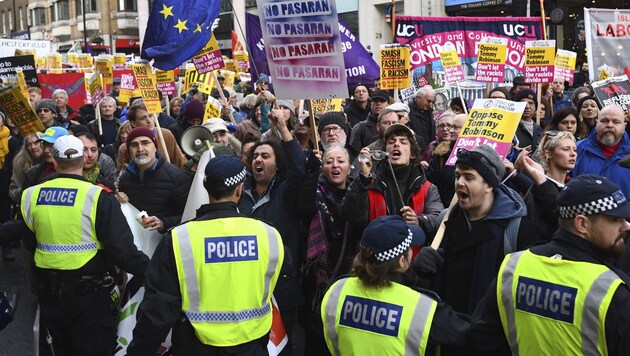 Die Angst vor Unruhen durch einen Brexit ohne Abkommen in Großbritannien steigt. (Bild: AP)