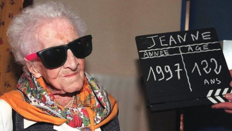 Jeanne Calment posierte hier kurz vor ihrem 122. Geburtstag für Fotografen. (Bild: AFP)