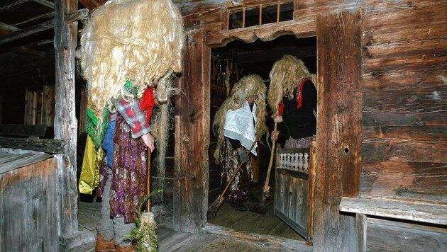 In Alpbach werden die mystischen Figuren „Perchteln“ genannt. Sie kehren im Haus, um seine Bewohner vom Bösen zu befreien. Niemand organisiert dieses Brauchtum, doch es lebt. (Bild: Christof Birbaumer)