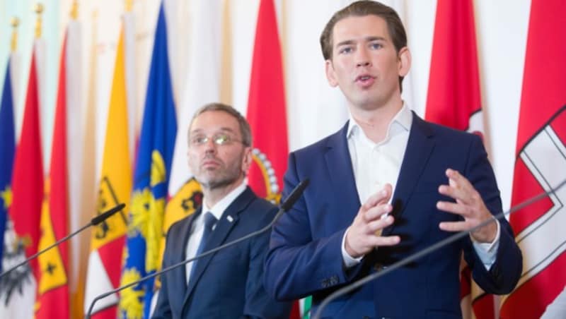 Ex-Innenminister Herbert Kickl (links, FPÖ) und Altkanzler Sebastian Kurz (ÖVP) (Bild: APA/GEORG HOCHMUTH)