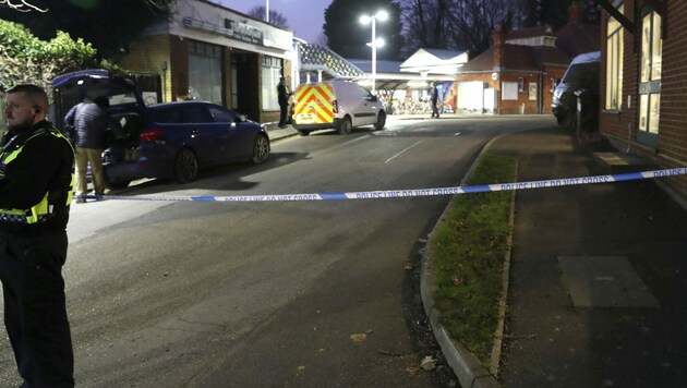 Der Bahnhof in der Ortschaft Horsley wurde nach dem Messer-Mord an Bord eines Zuges abgesperrt. (Bild: AP)