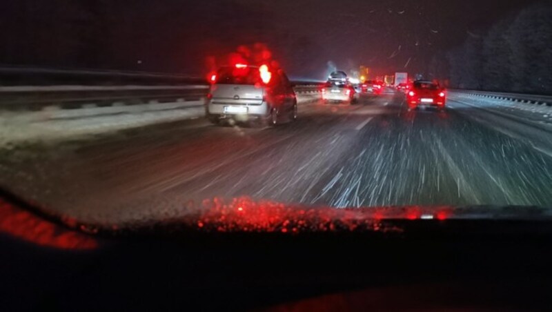 Winterliche Straßenverhältnisse in Kufstein (Bild: APA/BARBARA GINDL)