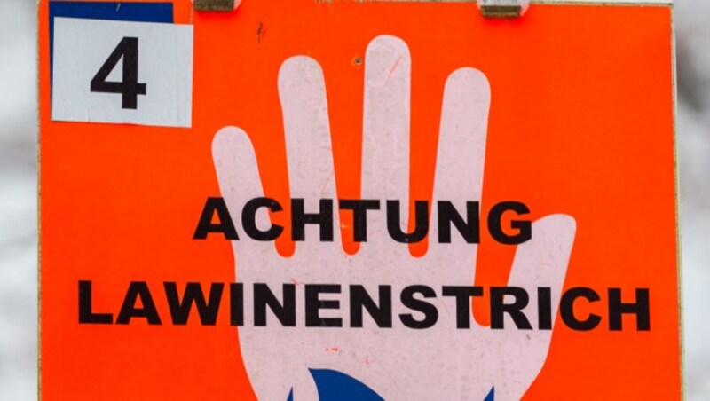 Lawinenwarnschild in Tirol (Bild: APA/JAKOB GRUBER)