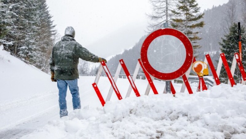 Straßensperre aufgrund der hohen Lawinengefahr am Sölkpass (Bild: APA/EXPA/MARTIN HUBER)