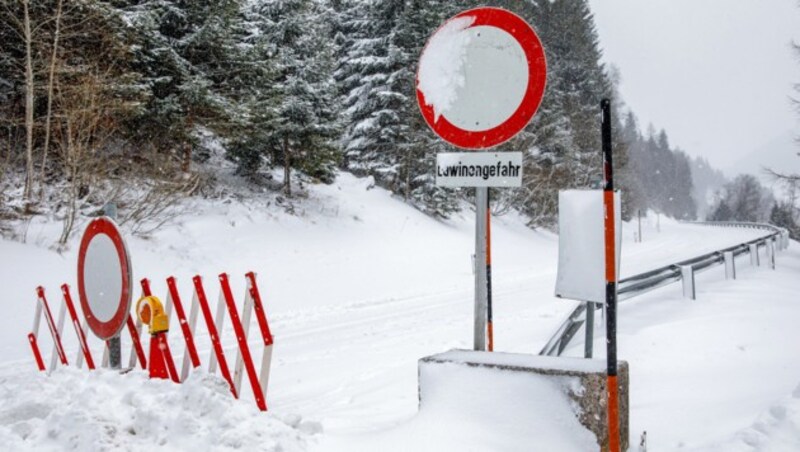 Straßensperre aufgrund der hohen Lawinengefahr am Sölkpass im Raum Sankt Nikolai im Sölktal (Bild: APA/EXPA/MARTIN HUBER)