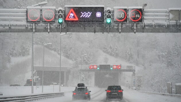 Winterlicher Straßenverhältnisse auf der A10 bei Werfen (Bild: APA/BARBARA GINDL)