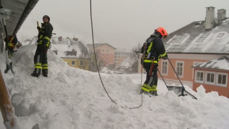 Feuerwehrleute befreien Dächer im Bezirk Liezen von der Schneelast. (Bild: BFV Liezen/Schlüßlmayr)