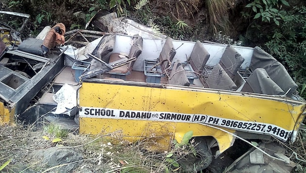 Sechs Kinder und der Fahrer starben bei einem Busunglück in Nordindien. (Bild: AFP)
