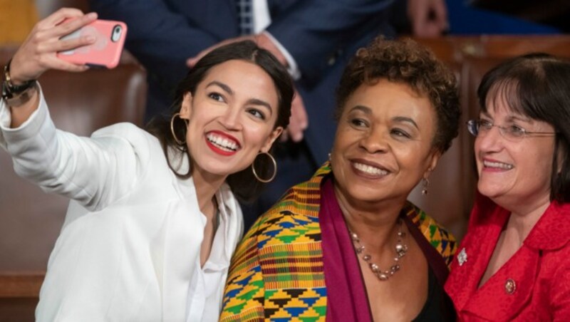 US-Kongressabgeordnete Alexandria Ocasio-Cortez macht ein Selfie mit ihren Kolleginnen. (Bild: AP)