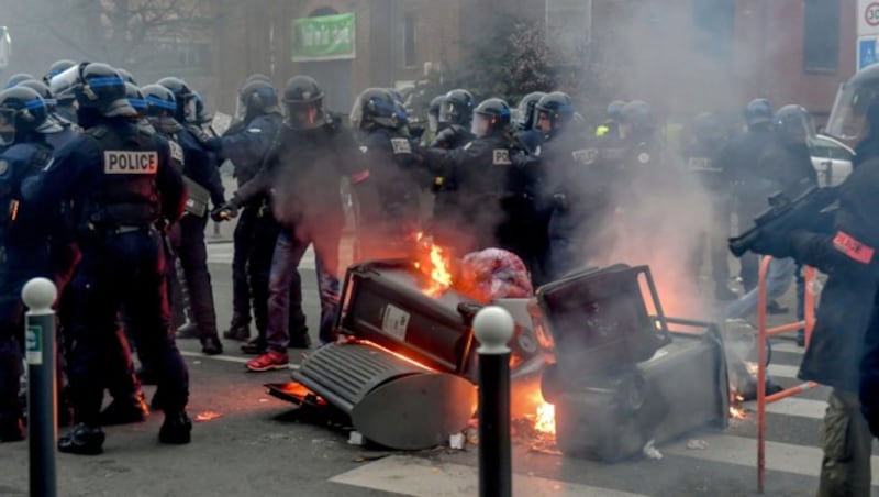 Brennende Mistkübel in Lille bei neuen Protesten der „Gelbwesten“-Bewegung (Bild: AFP)