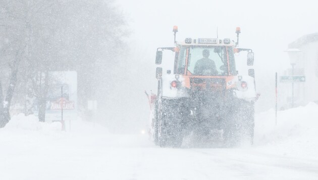 In der Steiermark kam es aufgrund starker Schneefälle auf einigen Straßen zu Verkehrsbehinderungen - im Bild die Situation in Gröbming. (Bild: APA/EXPA/MARTIN HUBER)