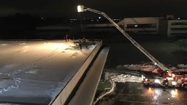 Die Feuerwehrleute mussten das einsturzgefährdete Dach vom Schnee befreien (Bild: FF Braunau)