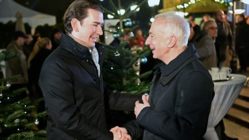 Bundeskanzler Sebastian Kurz und Michael Landau, Präsident von Caritas Österreich, im Dezember 2018 im Rahmen der Veranstaltung „Punsch & Maroni“ in Wien (Bild: APA/HANS KLAUS TECHT)